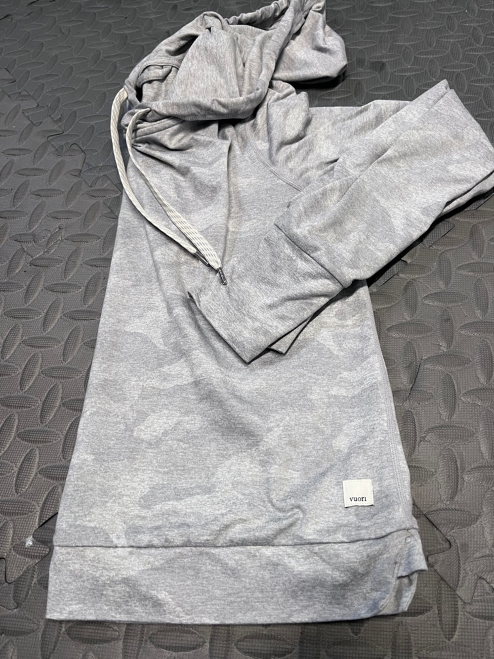 Vuori Halo Women’s S Light Gray Hooded Pullover camo - Picture 4 of 11